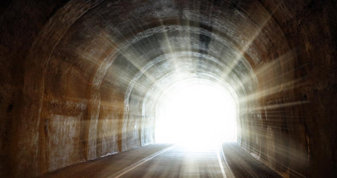 Benedyk_Deflacyjne światło w tunelu