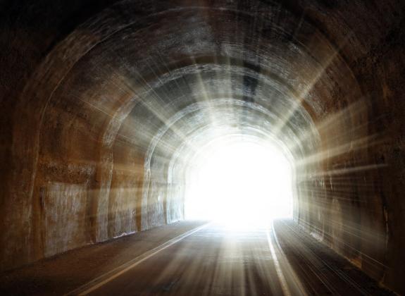 Benedyk_Deflacyjne światło w tunelu